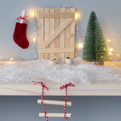 Die Eingangstüre zum Koboldhaus aus Eisstielen