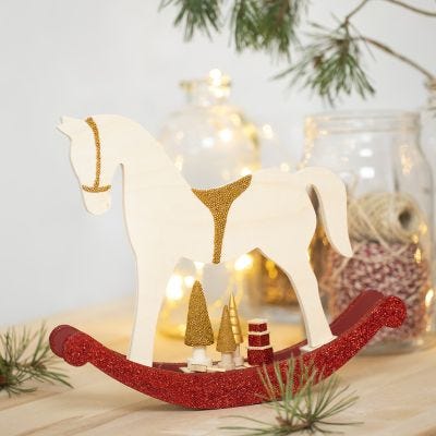 Schaukelpferd und Holzaccessoires