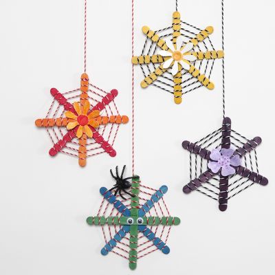 Hängende Deko aus Holzstäbchen