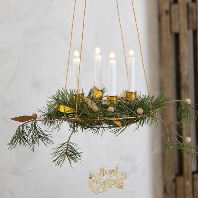 Hängender Adventkranz mit Kerzen