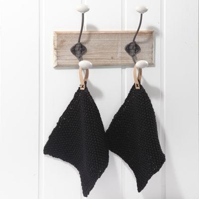 Gestrickte Topflappen mit Aufhängern aus Lederpapier