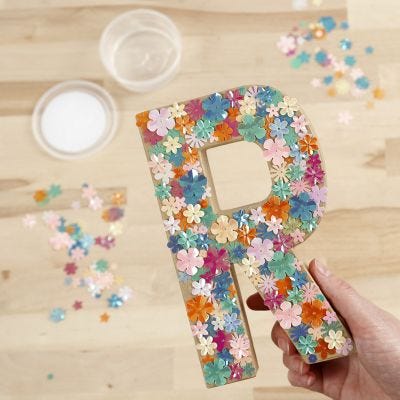 Buchstabe aus Pappmaché