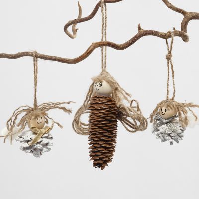 Engel aus natürlichen Zapfen