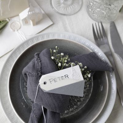 Tischkarten in Off-White mit Pergamentpapier