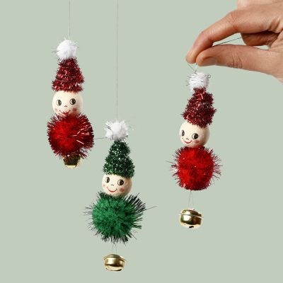 Hängende kleine Wichtel aus Pfeifenreinigern