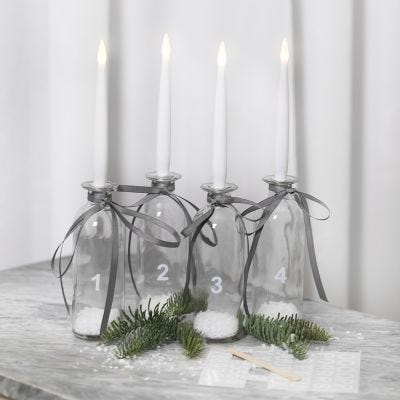 Advent-Deko aus Glasflaschen und LED-Kerzen