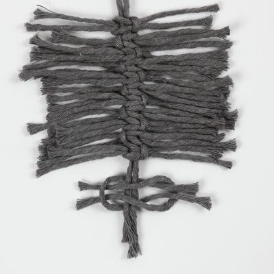 Wie man Macramé-Federn mit quadratischen Knoten kreiert