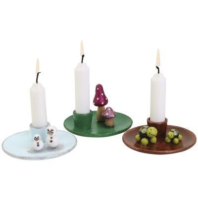 Weihnachtliche Kerzenleuchter mit niedlichen Figuren