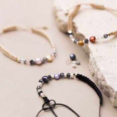 Geknotete Armbänder mit Süßwasserperlen