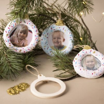 Hängende Weihnachtsdekoration mit Fotos
