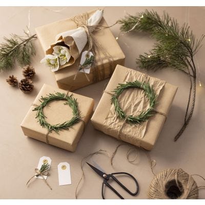 Geschenke mit Kränzen aus grünem Krepppapier