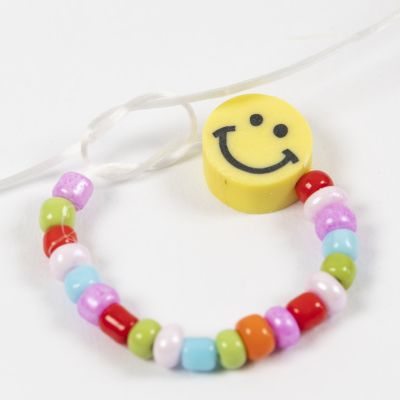 So binden Sie einen Knoten in ein Gummiband für Schmuck