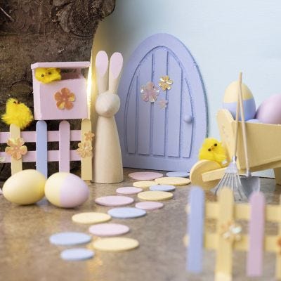 Miniatur-Tür und -Gartengeräte