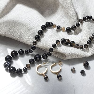 Schmuck mit schwarzen Achatperlen