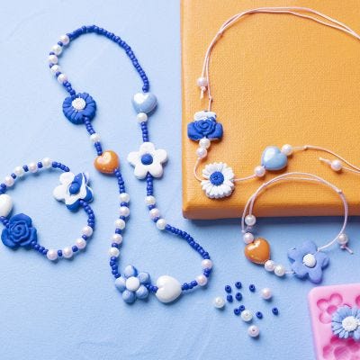 Blumenschmuck aus Ton
