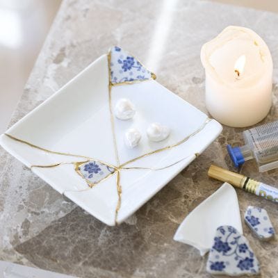 Teller mit Kintsugi-Technik repariert