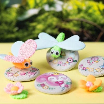 Modellierte Steine mit Aufklebern und Insekten