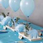 Dekoration für eine Taufe mit Holztieren, Servietten, Menükarte, Pompons und Helium-Ballons