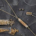 Röhrenförmiger Schmuckanhänger aus Rocaille-Perlen
