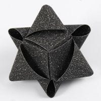 Ein würfelförmiger Stern aus Glitzerpapierstreifen von Vivi Gade