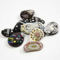 Dekorative Steine mit bunten Mustern und Leuchteffekt