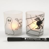 Gefrostete Kerzenhalter mit Spinne und Spinnennetz