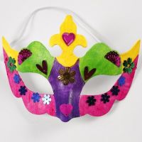 Eine bunt bemalte Halbmaske mit Pailletten