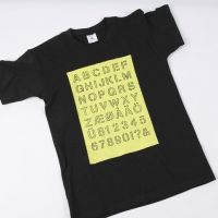 T-Shirt mit Alphabet-Print auf einer bemalten Fläche