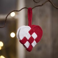 Gehäkeltes und geflochtenes Herzkörbchen aus roter und weißer Baumwolle 