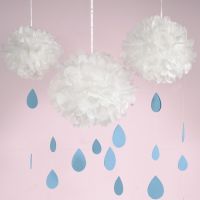 Hängende Wolken aus weißen Seidenpapier-Pompons mit Regentropfen aus blauem Karton