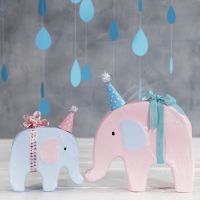 Mit Bastelfarbe und Party-Hütchen dekorierte Elefanten