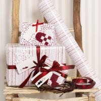Weihnachtliche Geschenkverpackung in Rot und Weiß, dekoriert mit Nabbi Fuse-Bügelperlen