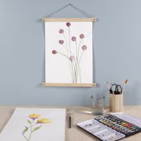 Florales Bild aus Wasserfarben, aufgehangen an Posterleisten