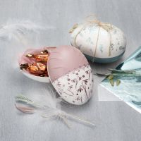 Zweiteiliges Pappmaché-Ei, verziert mit Bastelfarbe und Dekofolie