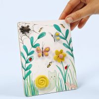 Naturbild auf Karton zum Aufstellen, verziert mit modellierten Silk Clay-Figuren