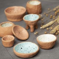 Modelliertes Gefäß aus selbsthärtendem Ton, bearbeitet mit der Pinch Pottery-Spritztechnik  