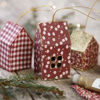 Weihnachtliche Häuschen aus Karton und Stoff zum Aufhängen, dekoriert mit Glitter