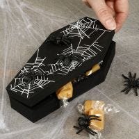 Halloween-Sarg mit süßer Füllung und Spinnen