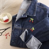 Perlenstickerei auf einer alten Jeansjacke 