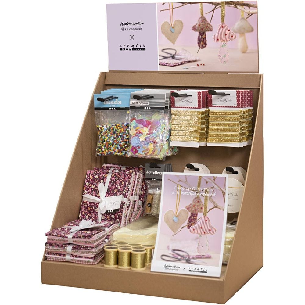 Kleines Tischdisplay, Weihnachtliche Patchwork-Anhänger, H 458 mm, T 322 mm, B 416 mm, 54 Teile/ 1 Pck