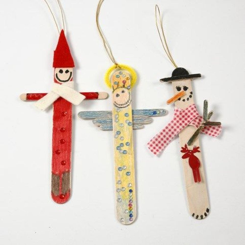 Weihnachtsfiguren aus bemalten und dekorierten Eisstielen