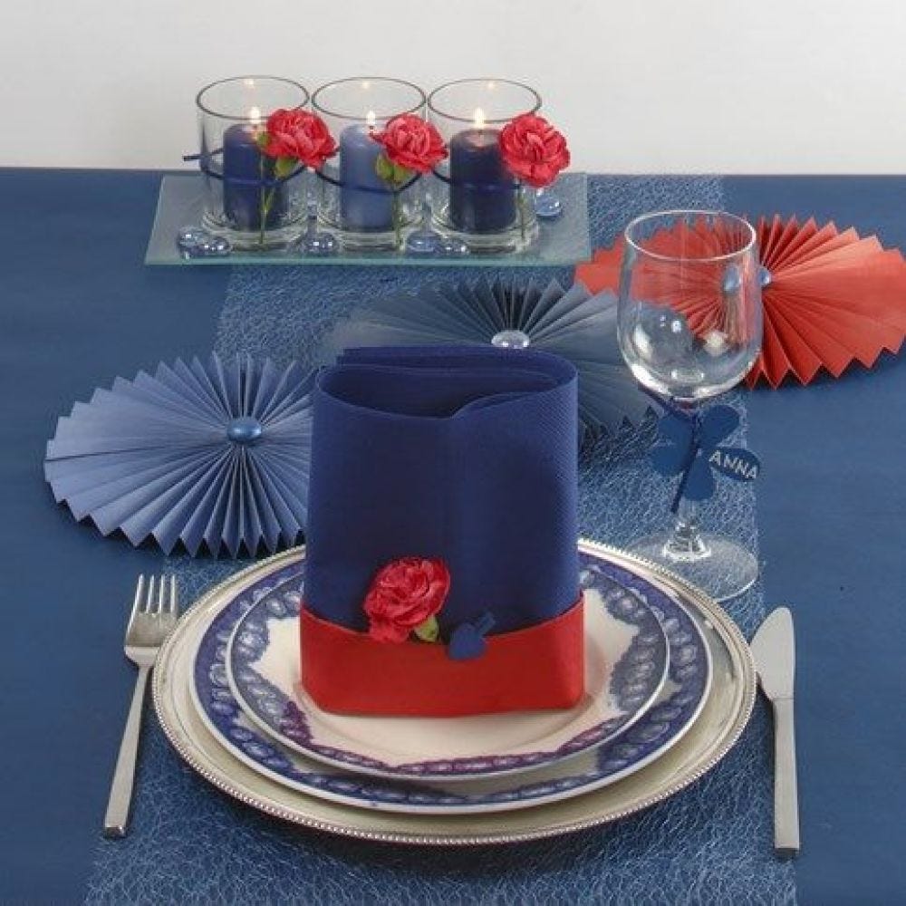 Blaue Tischdekorationen mir einem Hauch von Rot