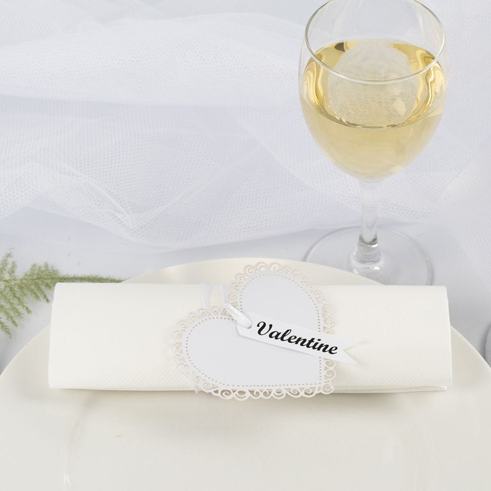 Hochzeitsdeko: Serviettenring / Platzkarte aus einem Kartenherz und Satinband