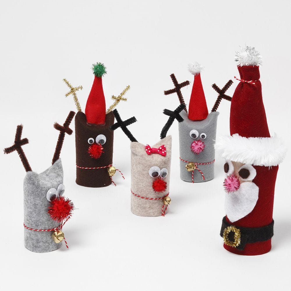 Weihnachtsmann mit Rentieren aus recycelten Pappröhren