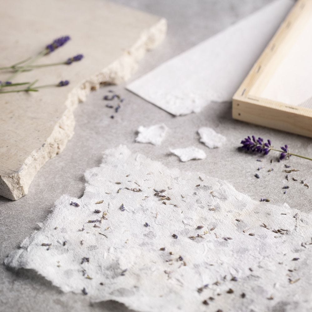 Handgeschöpftes Papier aus Kartonschnipseln und getrocknetem Lavendel