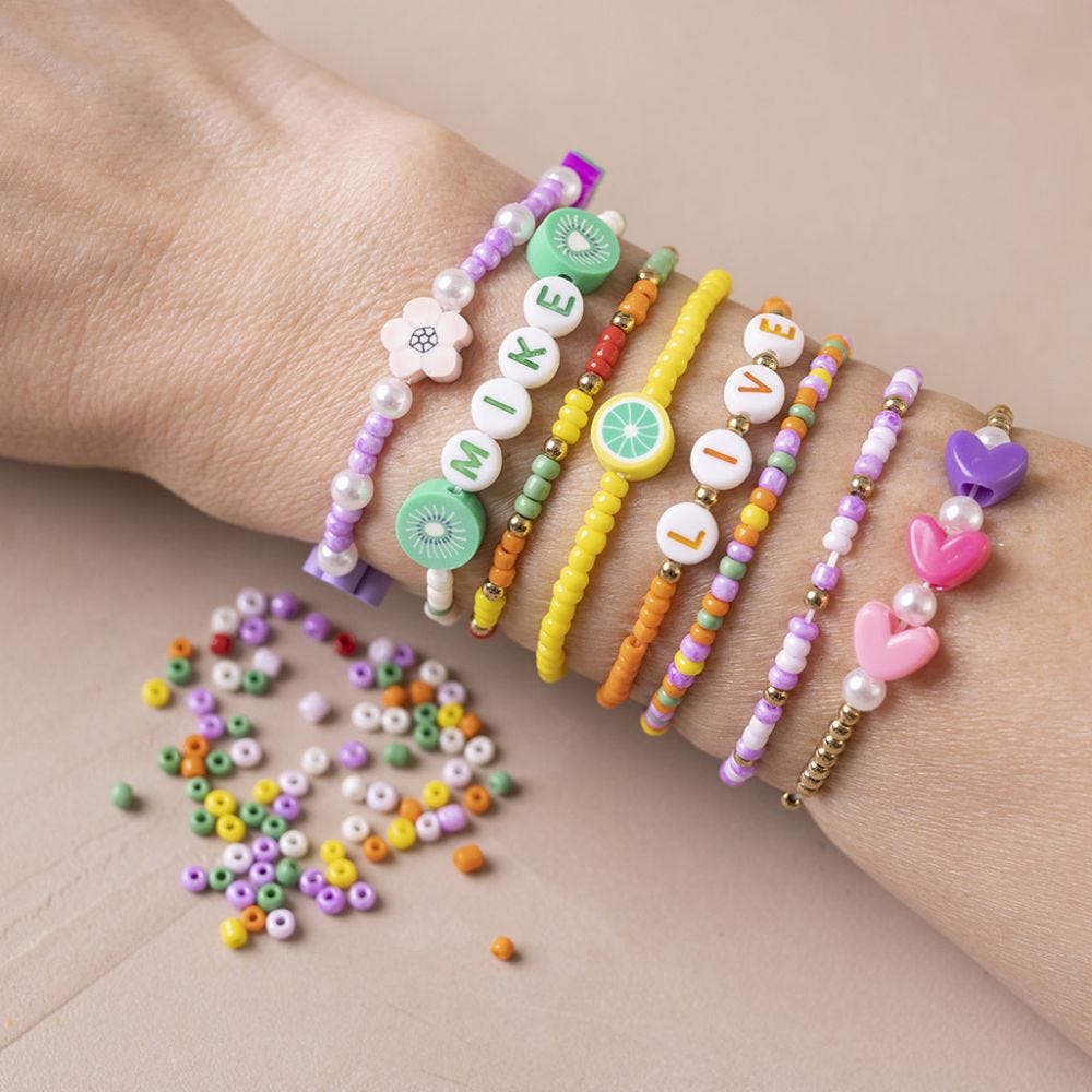 Armband mit Rocailleperlen, Perlen mit Buchstaben und geformten Holzperlen