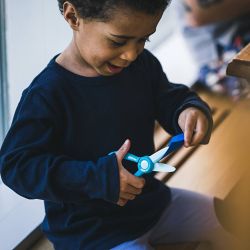 Fiskars Kinderschere mit Aktivitätsbuch