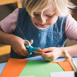 Fiskars Kinderschere mit Aktivitätsbuch