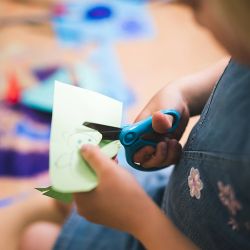 Fiskars Kinderschere mit Aktivitätsbuch