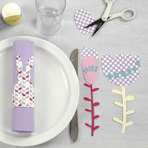 Blumen aus gemustertem und unifarbenem Bastelkarton für Ostertisch